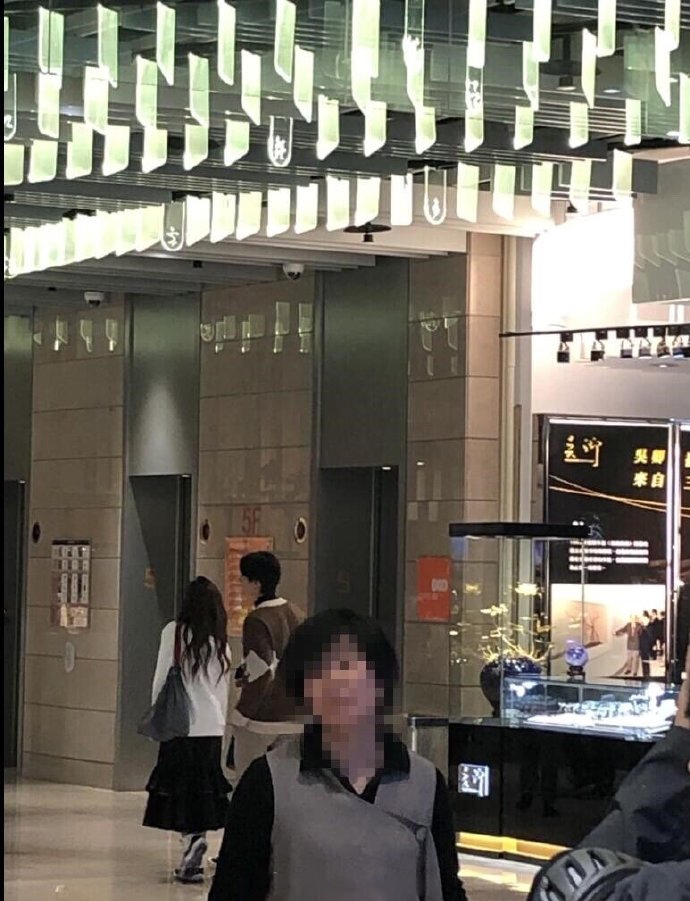 Selina工作人员否认恋情传闻 称“节目录制需要”