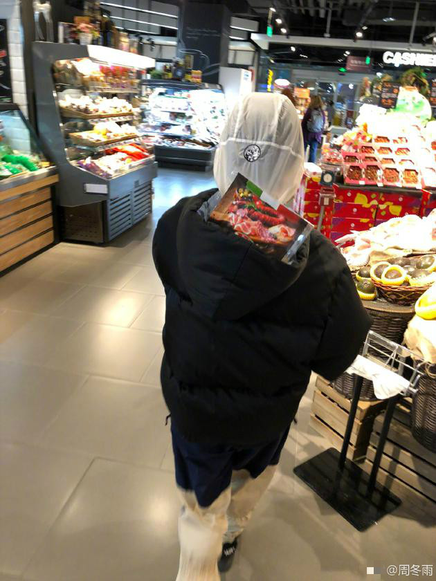 周冬雨同妈妈逛超市拒绝塑料袋 用帽子装商品很搞笑