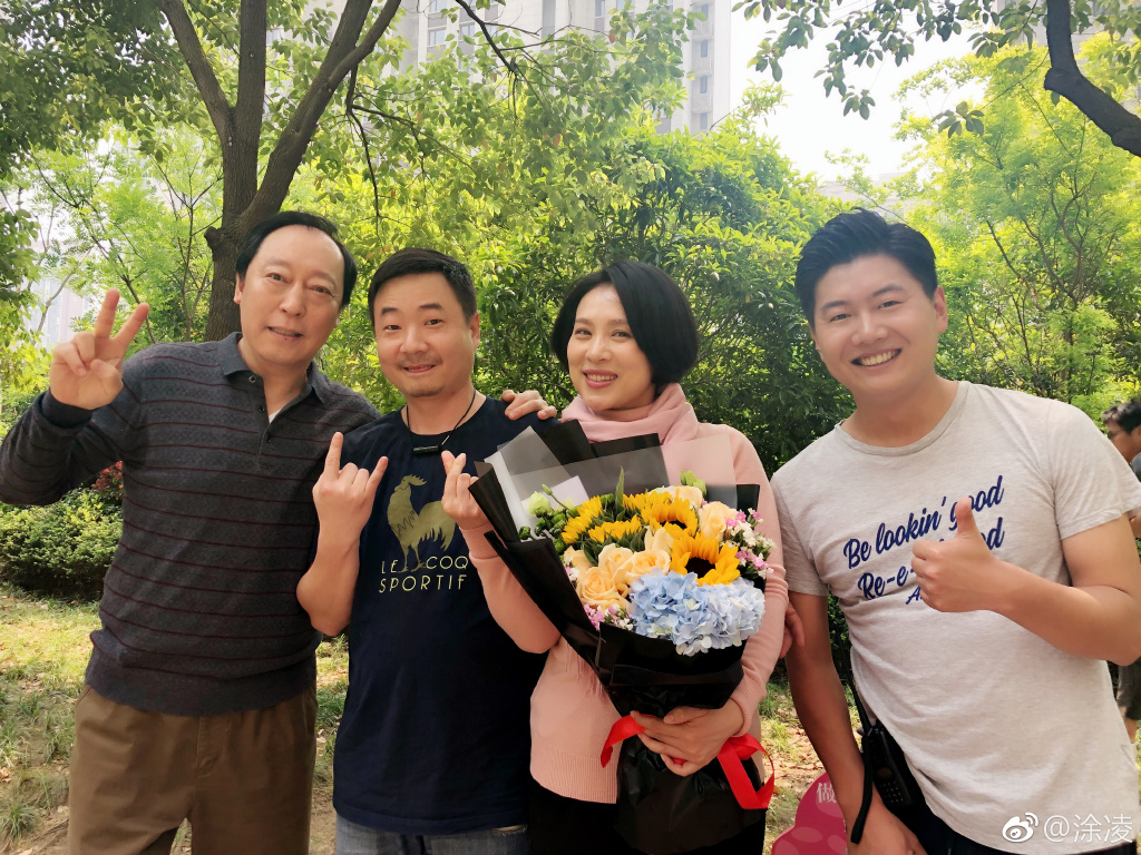 涂凌与剧组演员合影.