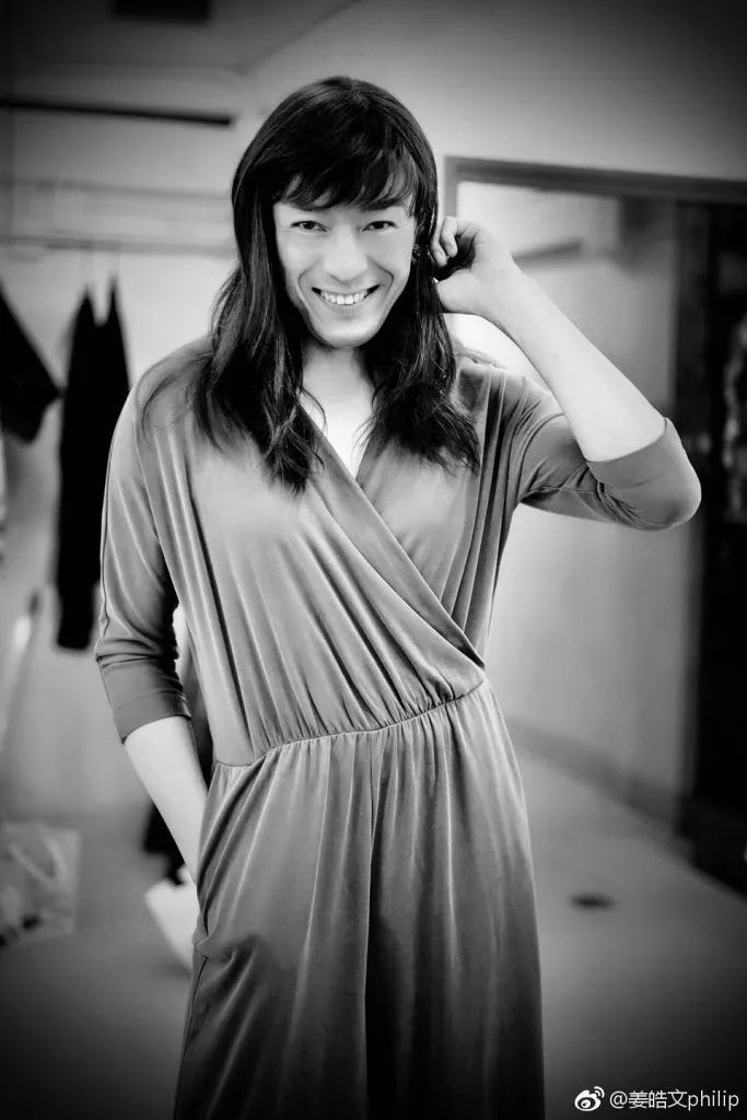 经历爸爸抛家弃子、妈妈去世，这位金牌绿叶熬了33年终于苦尽甘来