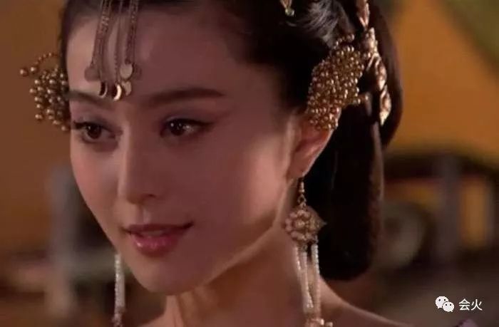 她没能把脱掉的衣服一件件穿回，却也成了人生赢家