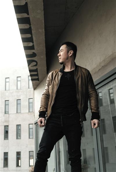 杨坤赛前戒酒：现在喝两顿犒赏自己