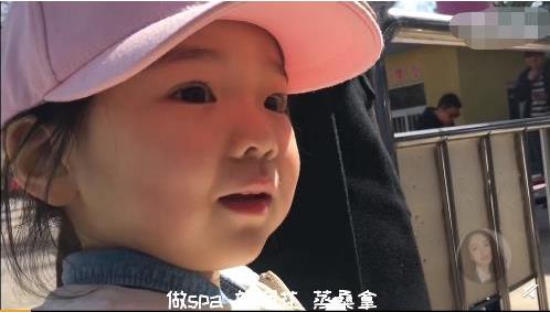 董璇晒带女儿外出游玩视频 酒窝活泼可爱惹网友羡慕