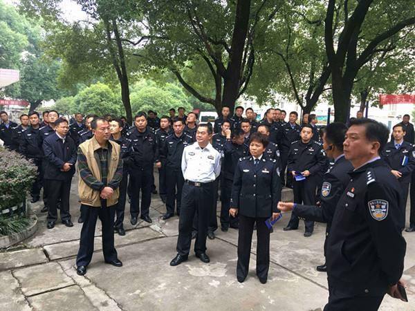 历任新余市公安局党委委员,政治部主任,市委610办主任,副局长,后兼任