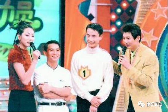 唱歌跑调表演忘词，10年前的赵薇水平这么差？