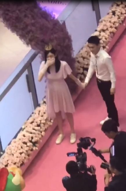 求婚成功！挺着大肚子出席，轰动娱乐圈，谢娜何炅都为她站台