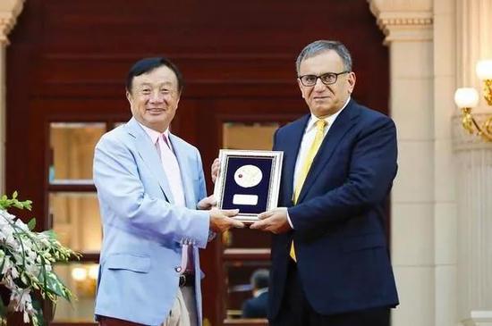 任正非向阿勒坎颁奖,以问候其为人类通讯作业打开所作出的杰出奉献。
