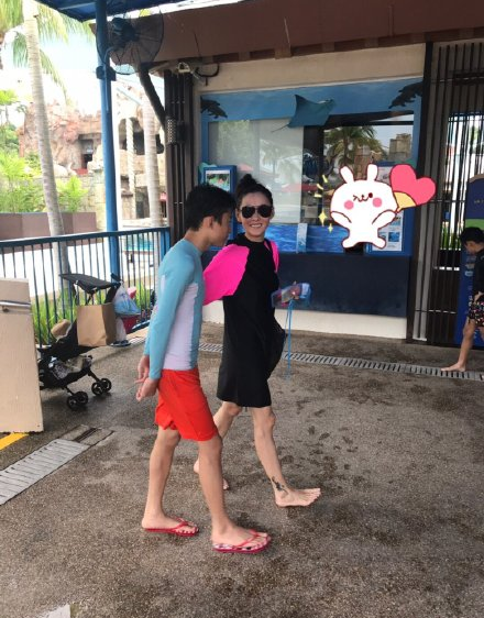 网友新加坡偶遇张柏芝母子 打扮休闲温馨十足