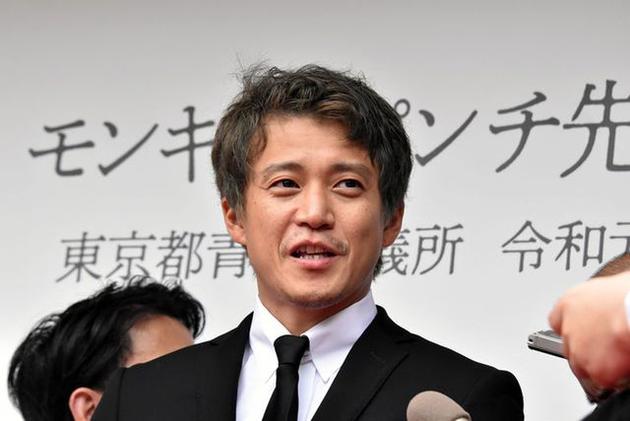 36岁小栗旬出席加藤一彦追思会 头发斑白显憔悴