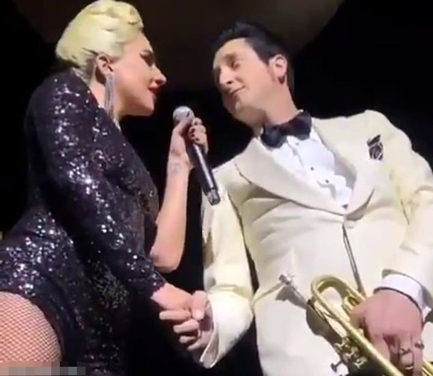 插足风波又起！GaGa演唱会亲吻已婚乐手 好友称彼此视为家人