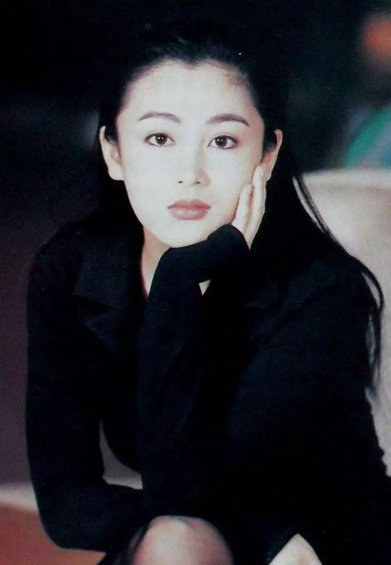人生上半场，她持靓行凶；如今50岁，美人不败的岂止是颜值