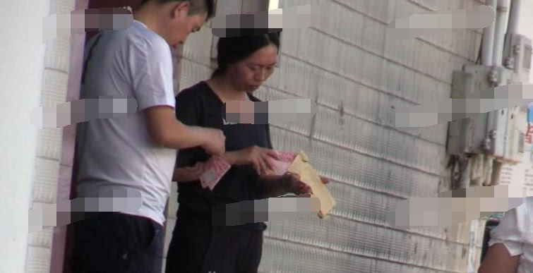 王宝强带儿子回老家为妈妈“头七”上坟，马蓉依旧没让女儿回去