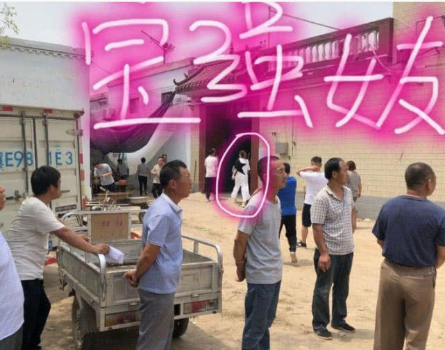 王宝强带儿子回老家为妈妈“头七”上坟，马蓉依旧没让女儿回去