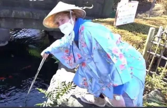 男网红拍视频舌吻妹妹和亲妈，太变态了，简直震碎三观！