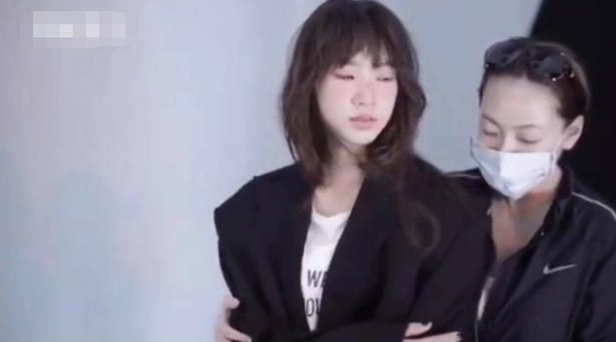 13岁女儿受邀拍杂志 小S耐心指导母爱爆棚