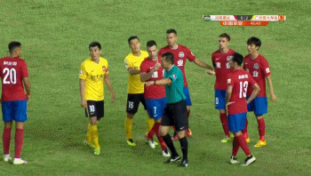 重回国足郑智情绪咋了?两次挑衅裁判申请红牌(gif)