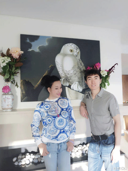 有儿子了？61岁刘晓庆搂&quot;小鲜肉&quot;合影(组图)