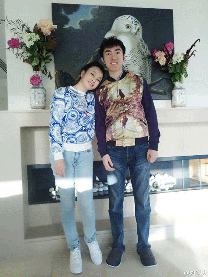 有儿子了？61岁刘晓庆搂&quot;小鲜肉&quot;合影(组图)