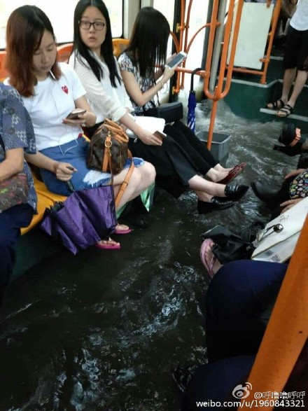 广州暴雨:水漫公交车 车胎被淹马路变水路(图)