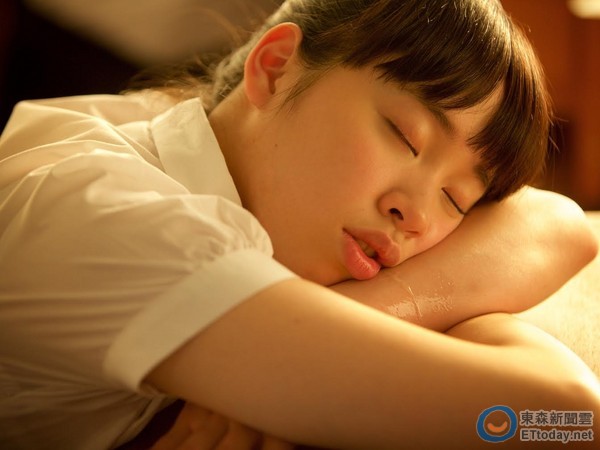 欧阳娜娜的20岁大姐好拼 拍戏睡觉口水流满手臂