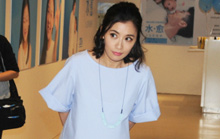 辣妈变少女！贾静雯蓝裙清秀