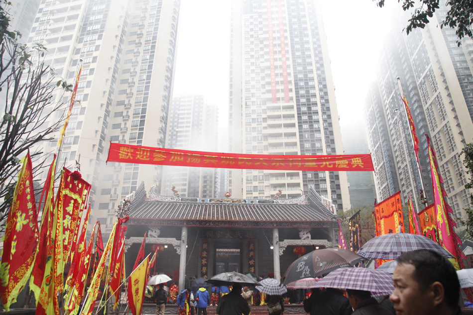 2016年1月28日，广州杨箕村大摆千人宴庆祠堂入伙。据了解，留守的18户中，选择回迁的仅有2户。摄影：高贵彬