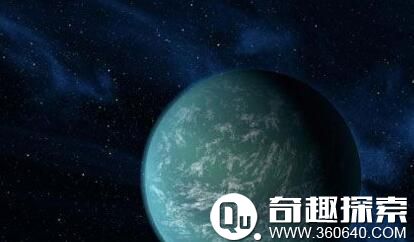 美国航天局12月5日宣布，科学家们利用“开普勒”太空望远镜在距地球约600光年的一个恒星系统中发现了一颗新的宜居行星，它也是迄今发现的最小且最适于表面存在液态水的行星。这颗行星代号为“开普勒-22b”，半径约为地球半径的2.4倍，位于恒星系统“宜居带”的正中，主要成分尚不清楚，绕恒星运行的周期约为290个地球日。    这颗行星代号为“开普勒-22b”，半径约为地球半径的2.4倍，位于恒星系统“宜居带”的正中，主要成分尚不清楚，绕恒星运行的周期约为290个地球日。揭秘宇宙中最可能存在外星生命的八颗星球    这颗行星围绕运转的母恒星比太阳略小、略冷，但和太阳一样属于比较稳定、寿命比较长的恒星。因此，这也是首次在与太阳系类似的恒星系统中发现宜居行星。    “宜居带”指行星距离恒星远近合适的区域，在这一区域中，恒星传递给行星的热量适中，行星既不会太热也不太冷。