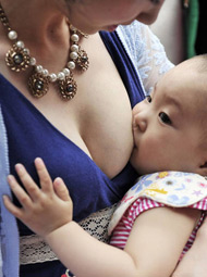 百余名母乳妈妈玩哺乳快闪