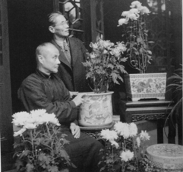 1953年，浙江杭州，赏菊。