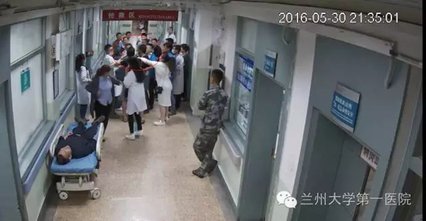男护士劝阻轻伤者占急诊室 眼睑被打裂-中国学