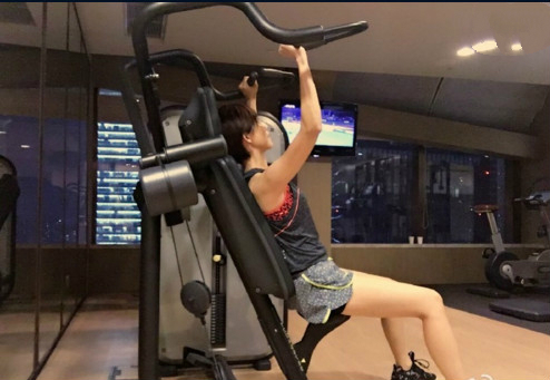 给娘娘点个赞！蔡少芬晒健身照大白腿抢镜