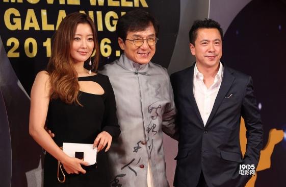 成龙签约吴亦凡储备动作片人才 称:那些新闻会