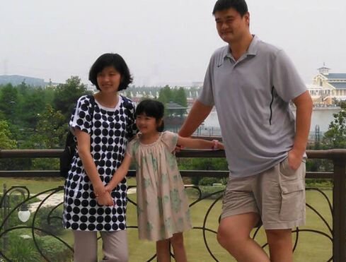 基因太强！姚明一家游迪士尼 6岁女儿身高近1米5