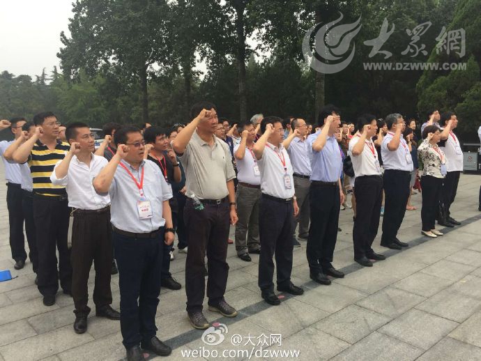 重温入党誓词 媒体行代表团向华东革命烈士献花篮