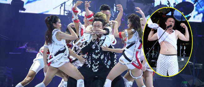 “陈奕迅穿睡衣登台 撩衣露小肚腩