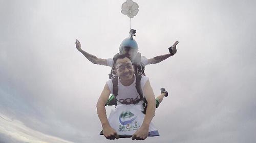 湖北巴东县委书记直播3000米高空跳伞 为宣传旅游(图)