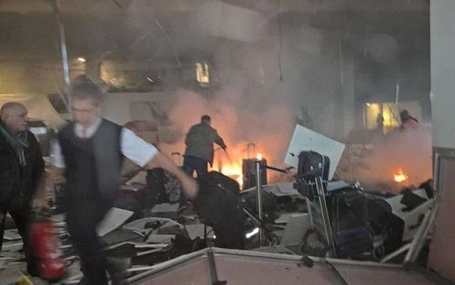 土耳其伊斯坦布尔机场发生两起爆炸 现场传出枪声