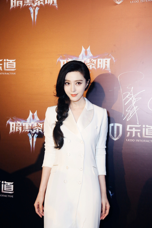 范冰冰近期的动态有哪些 5cacf6e9a264c0c_size251_w500_h750.jpg