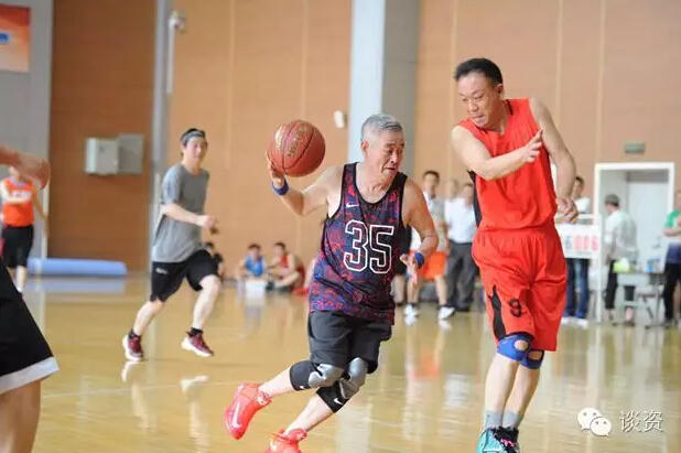 铁岭杜兰特!59岁赵本山打篮球 赛场狂奔不输年