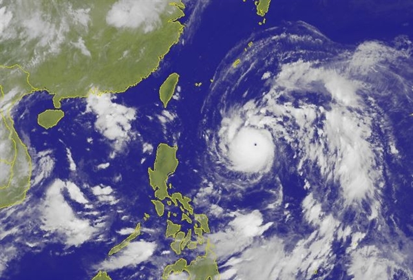 飞机上看台风是什么样的?乘客拍出震撼大片