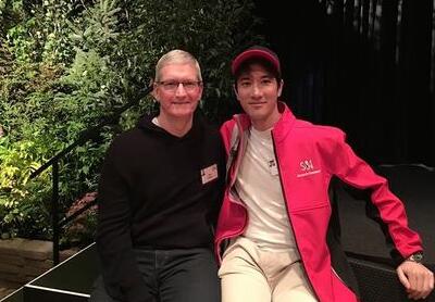 王力宏晒与苹果公司CEO合影 曾力挺对方出柜