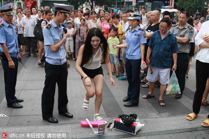 网络主播重庆闹市直播跳舞 招来城管被驱离