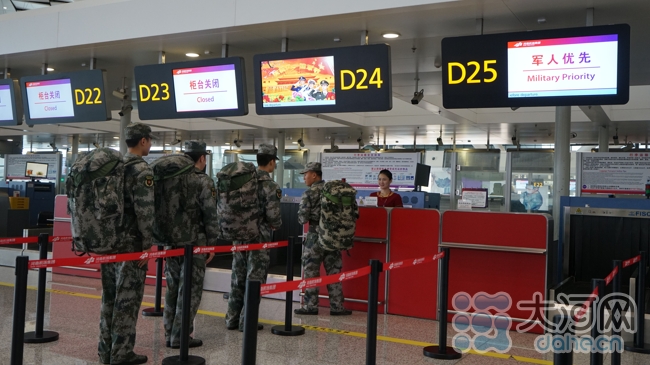 郑州机场开通军人快速办理传值机柜台 大河网讯(记者王书栋 实习生张孟文/图)在八一建军节来临之际,郑州新郑国际机场于7月27日在T2航站楼的D值机岛24号、25号开设了军人快速办理值机柜台,并在4、5号安检口开设了军人绿色安检通道。 军人值机柜台和安检通道的开通,将大大缩短军人乘机手续的办理时间,为从郑州机场出发的军人旅客提供了便利而且高品质的服务,同时也提升了部队官兵的使命感和荣誉感。