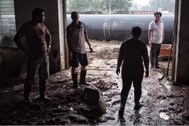 邢台洪灾:辛苦了一辈子,现在什么都没了 - 中