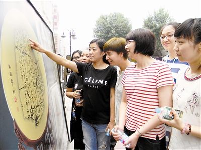 天津金街:游客看图识字,边玩边学汉字的演化发