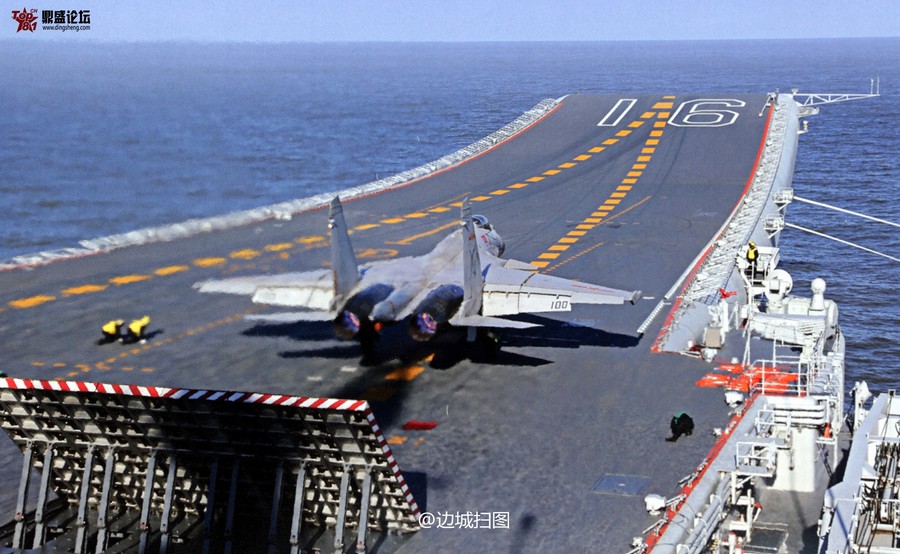 中国海军辽宁舰航母的大批训练影像在网络上曝光，歼-15舰载机起降、备战以及机库场面公开。