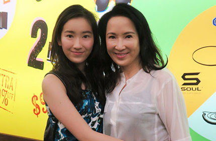 53岁“观音”携女现身 女儿被赞最美星二代