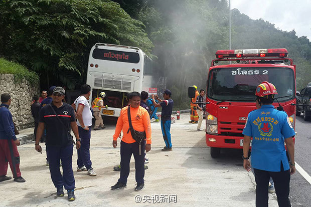 泰国一载27名中国游客大巴发生事故 部分游客受伤(图)