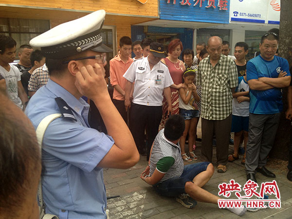 郑州警察街头抓小偷遇激烈反抗 热心路人踊跃相助