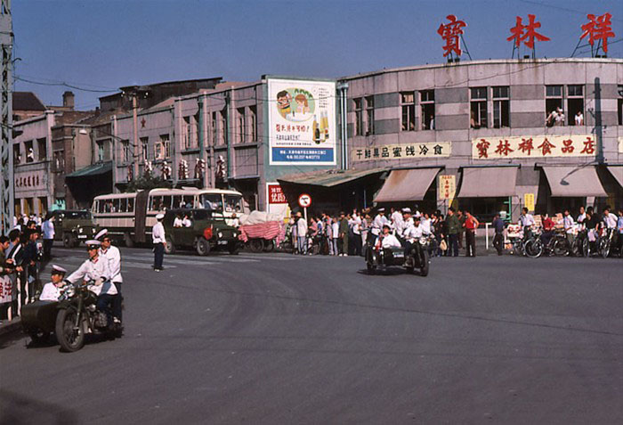 1983年8月25日，中共中央发出《关于严厉打击刑事犯罪的决定》，提出从现在起，在三年内组织三次战役。